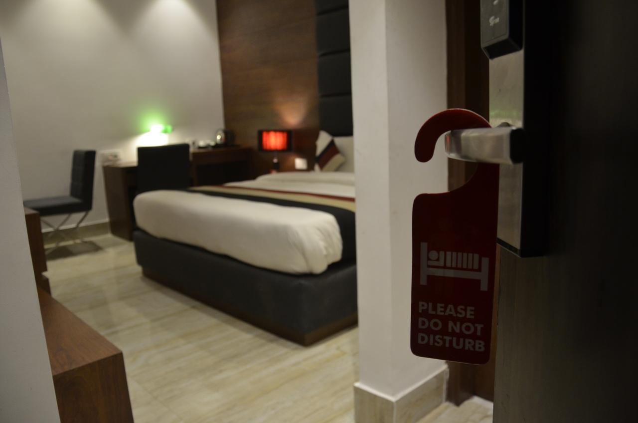 Oyo 1358 Hotel Crossroad Lucknow Dış mekan fotoğraf